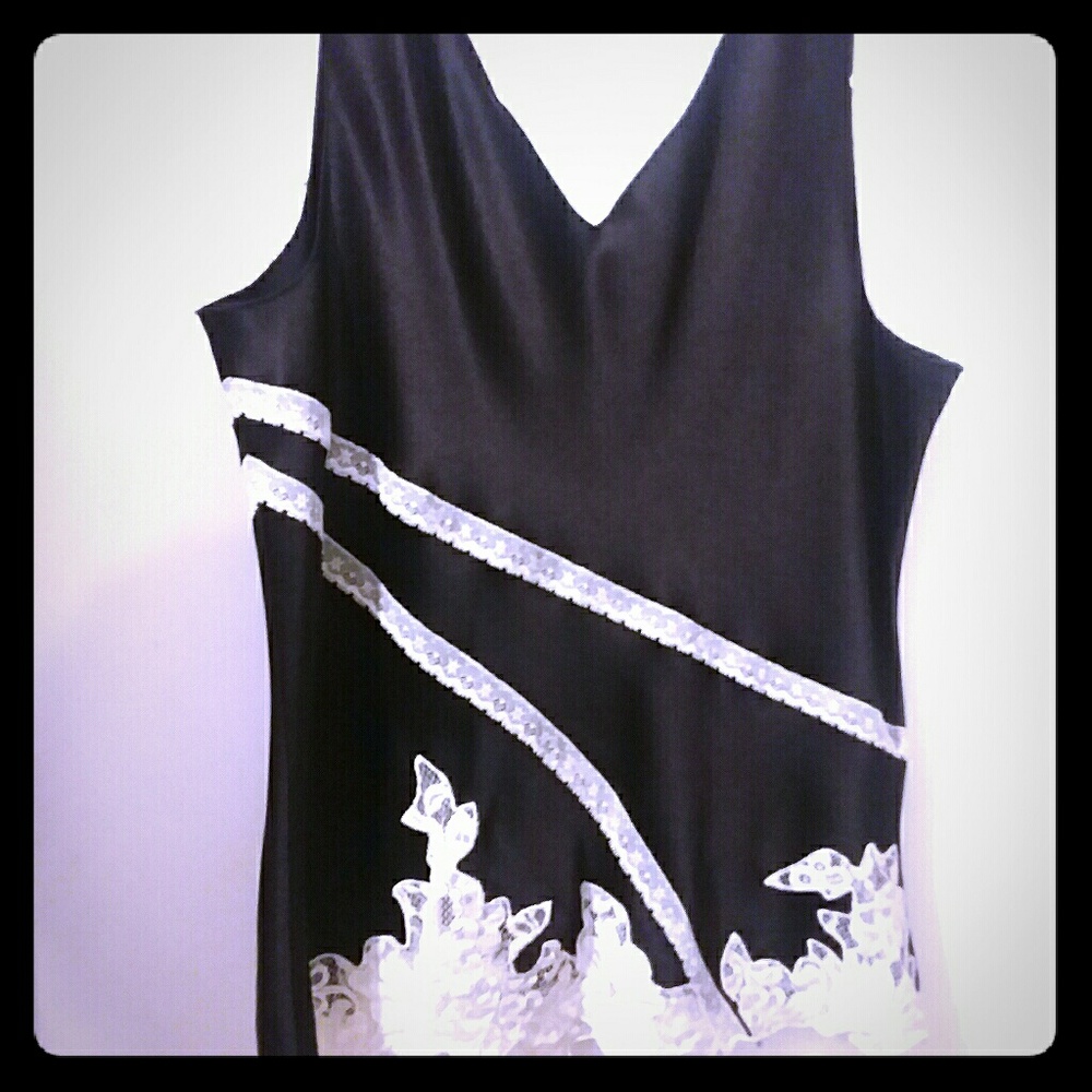 BCBGMaxAzria Lacy B&W Silky Tank/Cami 👠👠💄💄